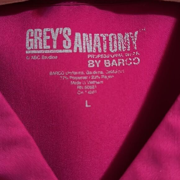 Grey’s Anatomy L V-Neck Short Sleeve Scrub Top in Cosmo Pink - Picture 7 of 12